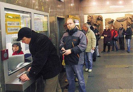 Lidé mohou prodávat staré jízdenky zpt u okének v metru.