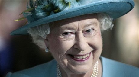 Britská královna Albta II. shání nového sluhu.