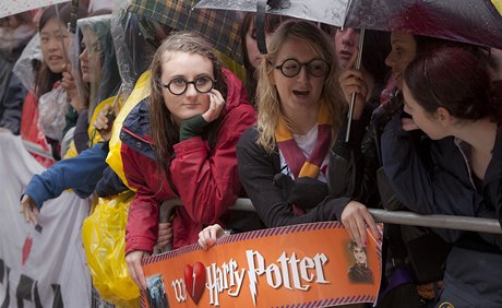 Fanouci na Trafalagar Square ekaj na premiru filmu Harry Potter a Relikvie