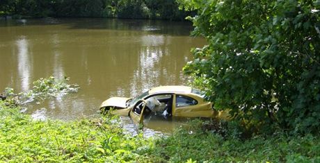 Opilý mladík sjel s renaultem do rybníka v Cholticích. (1. ervence 2011)