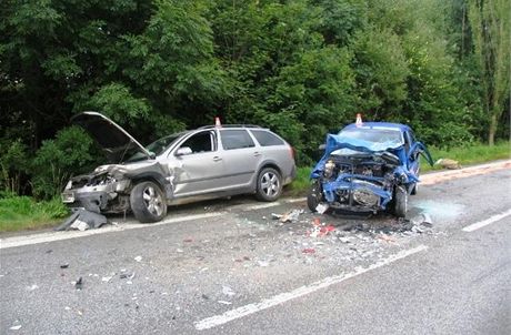 Nehoda dvou automobil mezi Bludovem a Kltercem na umpersku.