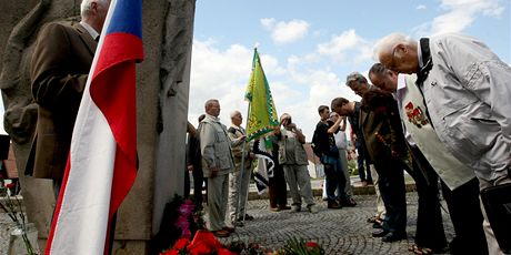 Sjezd pznivc Komunismu u pamtnho pomnku v Babicch