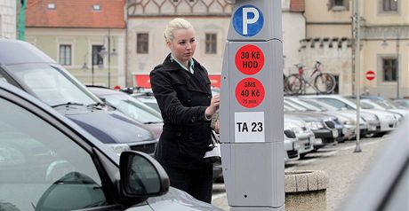 Parkování v Táboe zlevní a místo od 22 hodin se bude parkovat zadarmo u od