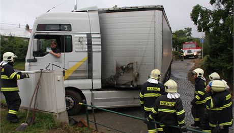 idie kamionu poslala navigace do zk slep ulice, na kiovatce navc uvzl