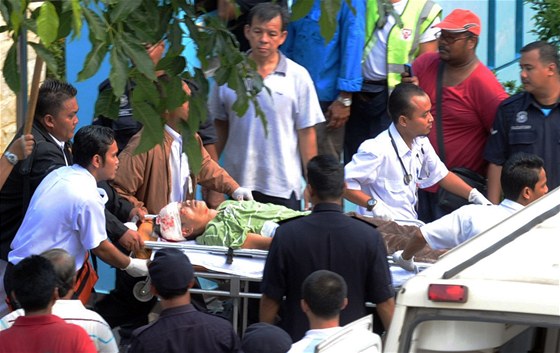 Záchranái odváí útoníka, který v Malajsii vpadl do kolky s maetou a