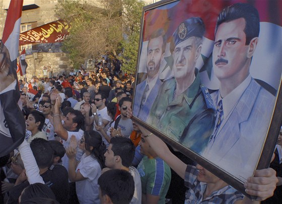 Demonstrace Asadových píznivc v Damaku. Na transparentu zprava: Baár Asad,