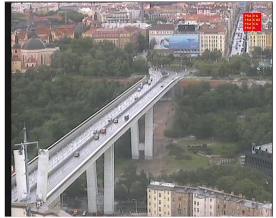 Pohled z kamery na praský Nuselský most, který nyní mohou idii sledovat i po jednotlivých úsecích.