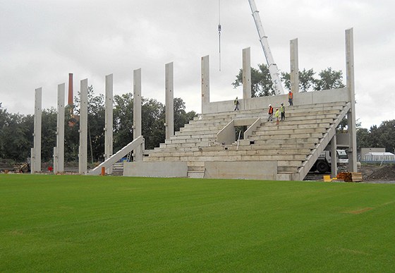 Stavba nových tribun na stadionu ve truncových sadech v Plzni
