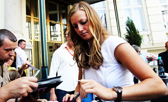 PODPISY. Tenistka Petra Kvitová rozdává fanoukm autogramy pi návtv