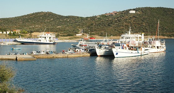 Hlavní molo v Ammouliani. Tady se po svítání setkávají rybáské lod po noním