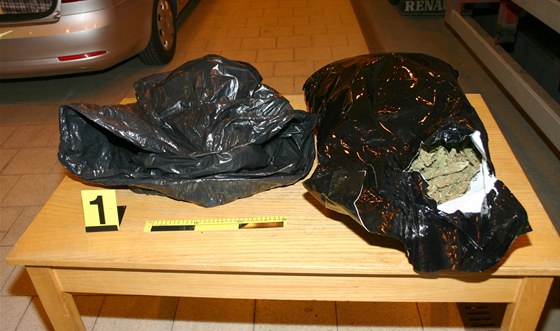 Pi kontrole na dálnici D2 odhalili celníci v kufru auta 16 kilogram marihuany.