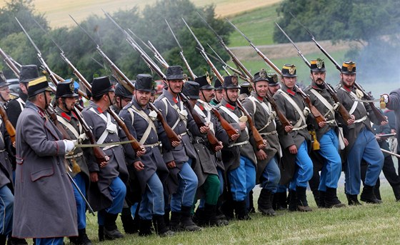 Do rekonstrukce bitvy by se mlo zapojit na 160 voják v dobových kostýmech (ilustraní foto).