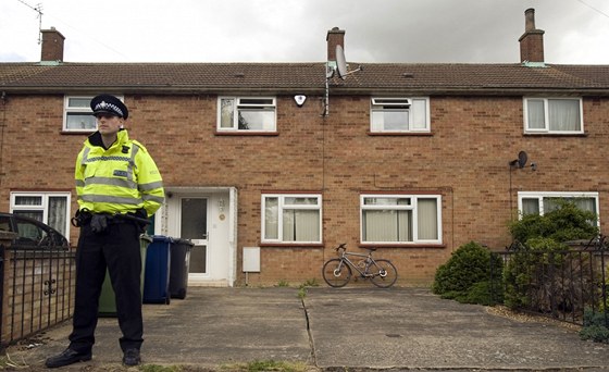 Britský policista ped domem, kde zadreli údajného baskického separatistu