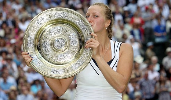 Petra Kvitová líbá trofej pro vítzku tenisového Wimbledonu.