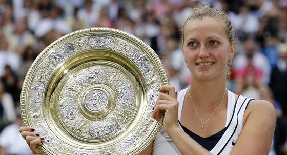 TA TROFEJ JE MOJE. Petra Kvitová drí talí pro vítzku Wimbledonu.