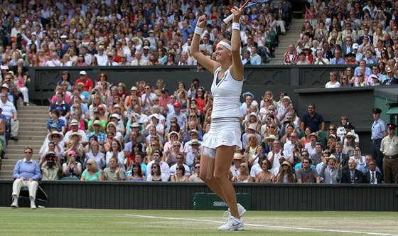 RUCE NAD HLAVOU. Petra Kvitová u ví, e vyhrála Wimbledon.