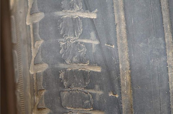 Vzorek pneumatiky jednoho z aut z autopjovny, které v roce 2009 odhalil test