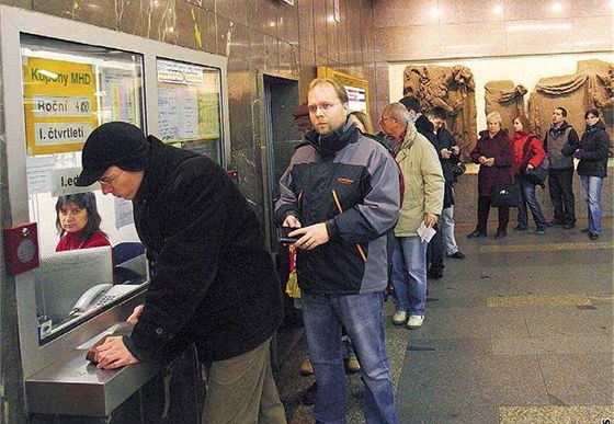 Lidé mohou prodávat staré jízdenky zpt u okének v metru.