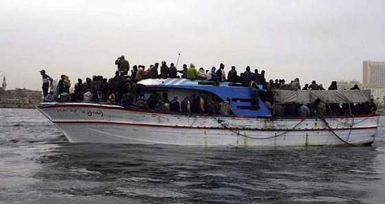 V Rudém moi se utopilo tém 200 uprchlík poté, co na jejich lodi vypukl poár