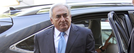 Dominique Strauss-Kahn pijídí k soudu. (1. ervence 2011)