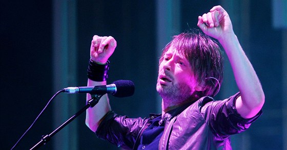 Thom Yorke pi vystoupení Radiohead v Praze (2009).