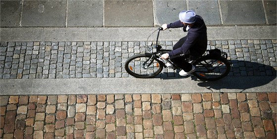 Cyklista v Tinov víc leel na zemi, ne jel. To upoutalo policii. (Ilustraní snímek)