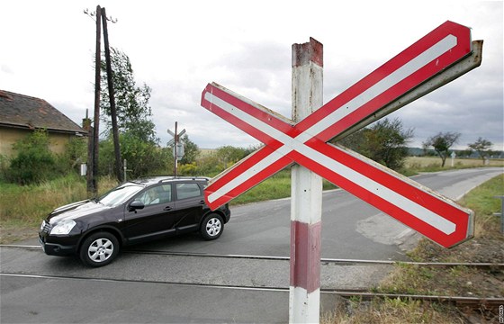 Na elezniním pejezdu u Jeic není závora, ale pouze znaka STOP (ilustraní foto).