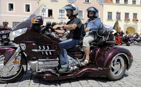 Loni se majitelé luxusních Hond prohánli Domalickem.