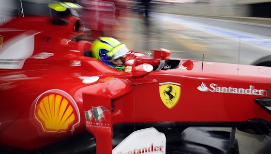 A ZPÁTKY DO MOKRA. Felipe Massa vyvádí svj rudý vz z depa k dalímu