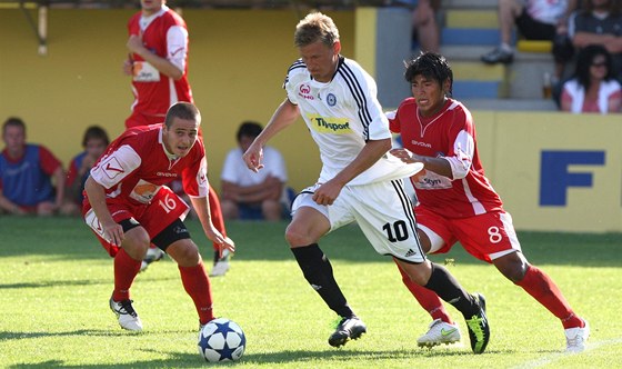 Olomoucký Marek Heinz uniká fotbalistm Trenína. 