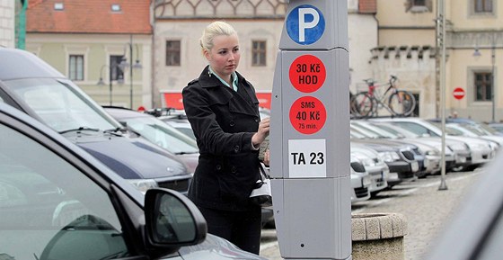 Parkování v Táboe zlevní a místo od 22 hodin se bude parkovat zadarmo u od