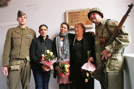 Manelka Samuela Fullera Christa (druhá zprava), dcera Samatha (uprosted) a