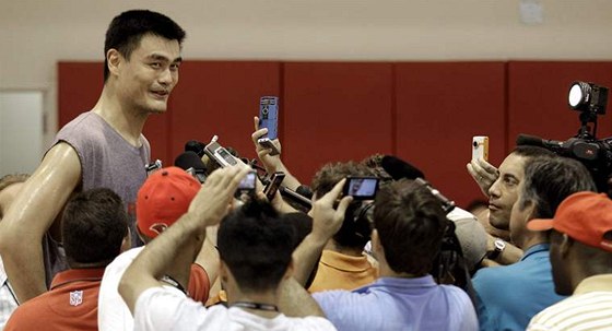 Jao Ming po tréninku Houstonu Rockets v obleení novinái