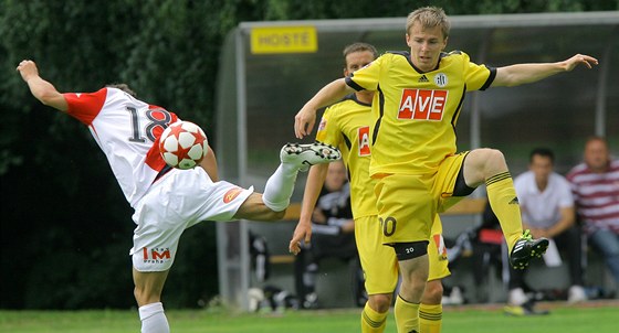 Petr Benát (vpravo) z eských Budjovic v souboji se slávistou Václavem Prokem.