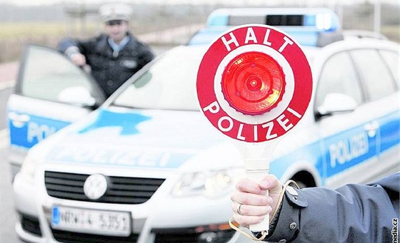 Nmetí policisté si nadávky líbit nenechají.