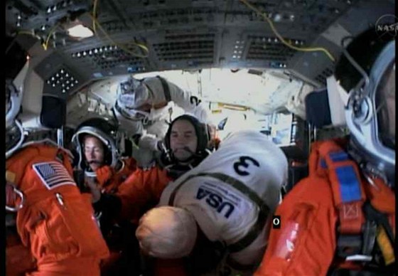 Posádka posledního letu raketoplánu Atlantis je na míst.