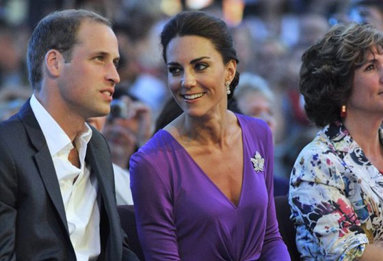 Princ William a jeho cho Catherine ve fialové rób s odvánjím výstihem.