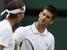 Rafael Nadal (vlevo) a Novak Djokovi - akti wimbledonskho finle 2011