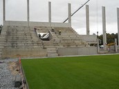 Stavba novch tribun na stadionu ve truncovch sadech v Plzni