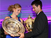 UKA MI TO. Srbsk tenista Novak Djokovi sah po trofeji Petry Kvitov na