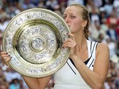 Petra Kvitov lb trofej pro vtzku tenisovho Wimbledonu.