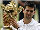 Novak Djokovi s trofej pro vtze Wimbledonu