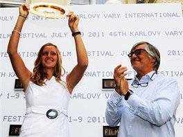 Tenistka Petra Kvitov ukazuje divkm filmovho festivalu v Karlovch Varech