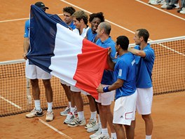 SLÁVA VE FRANCII. Francouzské mustvo oslavilo postup do semifinále Davisova