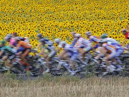 SLUNENICE. Peloton Tour de France se v 7. etap dokal tradinch kulis.