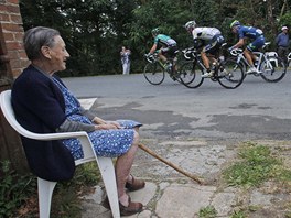 ALLEZ! Uprchlci bojuj na trati 8. etapy cyklistick Tour de France.