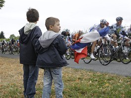 FANOUCI. Cyklistick peloton Tour de France bojuje v prbhu 8. etapy.