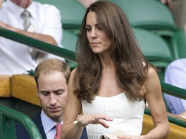 Kate Middletonová zvolila bílé aty sahající ke kolenm.