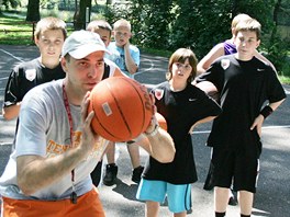 Mal astnci basketbalovho kempu v Podbradech dostvaj lekci, jak hzet