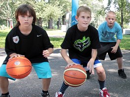 Mal astnci basketbalovho kempu v Podbradech.